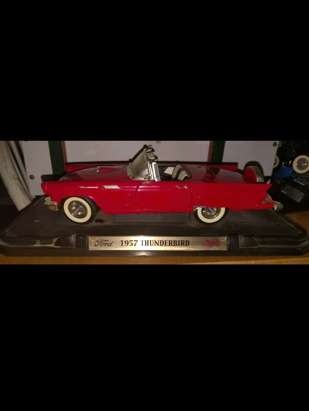 Road Signature Leather Series 1:18 Scale 1957 Ford Thunderbird with Original Box